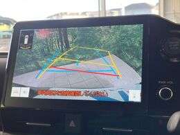 【バックカメラ】駐車時に後方がリアルタイム映像で確認できます。大型商業施設や立体駐車場での駐車時や、夜間のバック時に大活躍！運転スキルに関わらず、今や必須となった装備のひとつです！