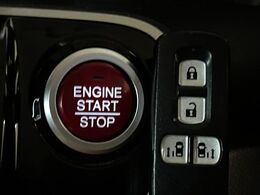 【Hondaスマートキー】カバンやポケットに入れたままでもドアの施錠・解錠が可能なスマートキーを装備。エンジンのオン・オフ時もカギを取り出す必要が無いからとっても便利です♪