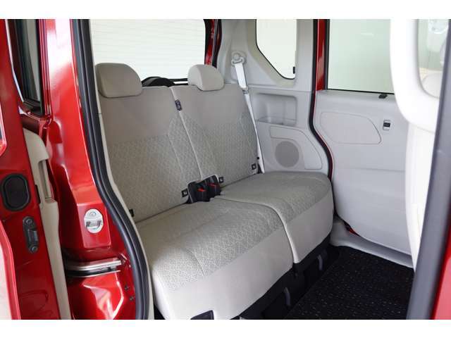 ゆとりのあるリヤシートです。スライド機能付きで足元も広々です。