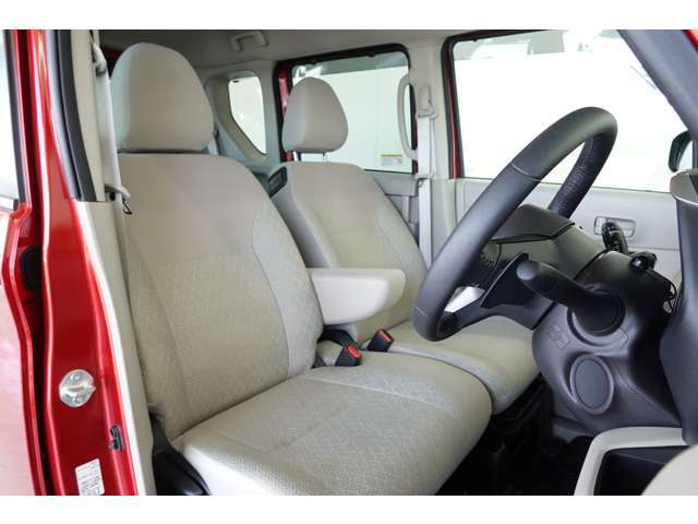 フロントシートはアームレスト付きベンチシートです