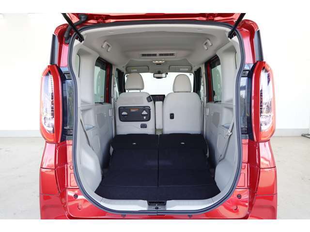 リヤシートを倒した荷室の画像です。