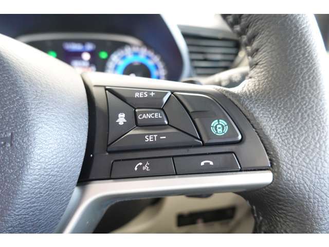 高速道路同一車線運転支援機構マイパイロットのスィッチです。ロングドライブの新しい楽しさを体験出来ます。