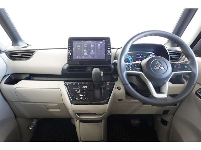 しっかりまとまった感のあるインパネ。各操作スイッチなども使いやすい位置に配置されています。