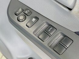 【電動格納ミラー】サイドミラーは電動格納式となっており、狭い駐車場でもキズがつくリスクを抑えられます。