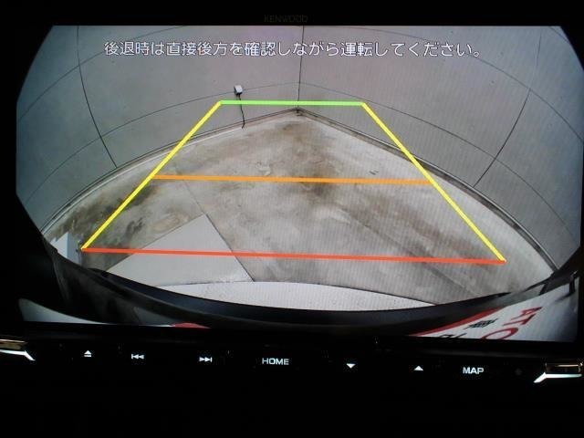 車庫入れや縦列駐車などの際に、後退操作の参考になるガイドラインをモニター画面に表示します。