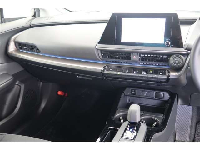 【まるまるクリーニング】内装工程では、中古車を気持ちよくお乗りいただけるよう清掃しております。シートの洗浄はもちろん、ニオイの元となるフロアカーペットまで洗浄・消臭を実施。