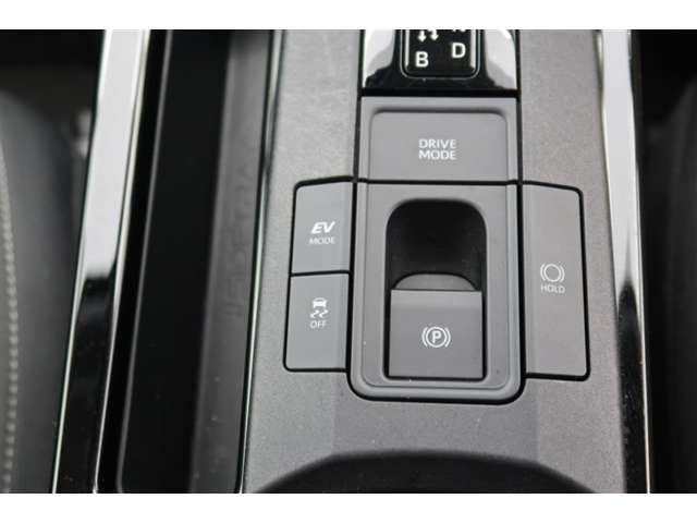 【EVドライブモード】駆動用電池から電力を供給し、電気モーターのみを使って走行するモードです。早朝・深夜の駐車場などで、騒音や排気ガスを気にすることなく走行することができます。