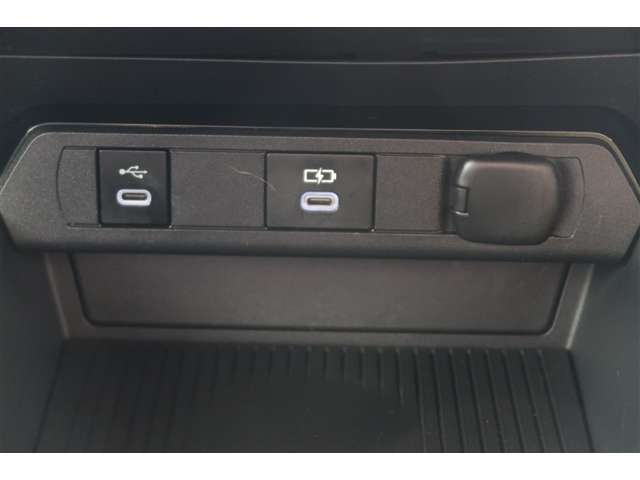 【アクセサリーソケット】12Vのカー用品等の電源供給が可能です。