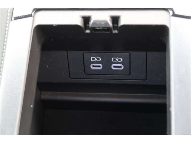 【USB給電】2ポート付いてます！スマホなどの充電に便利♪