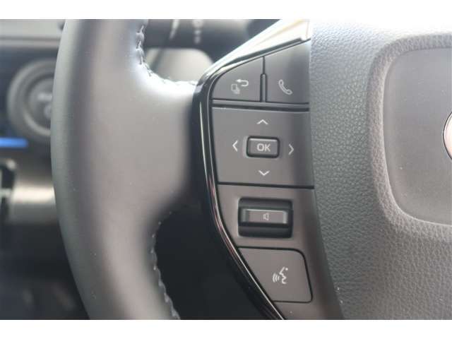 【ステアリングスイッチ】手元でオーディオの音量調整やソース切り替えができる安全機能です！運転中でも簡単に操作できるのでとても便利です♪
