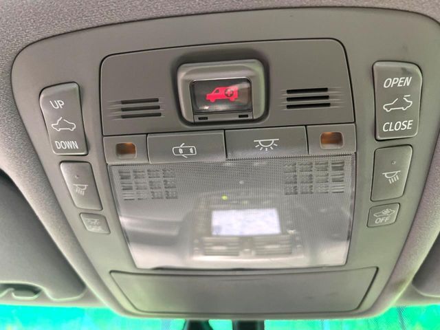 【サンルーフ】開放感たっぷりの希少装備、サンルーフが装着されています！車内に明かりを取り入れたり景色を楽しむ以外にも、車内の空気も簡単に換気できて快適です！