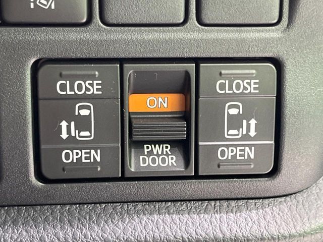 【両側パワースライドドア】スマートキーや運転席のスイッチで後席両側スライドドアの開閉が可能♪電動だから力を入れてドアを開ける必要が無く、小さなお子様でも簡単に開け閉めでき快適です♪