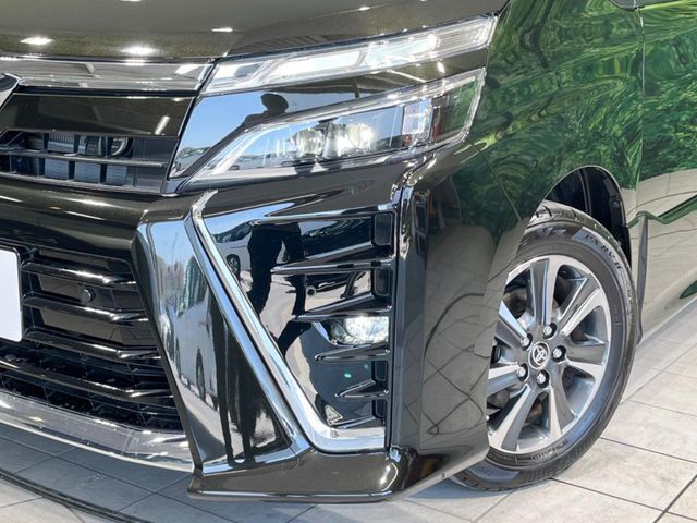 【LEDヘッドライト】悪天候や夜間走行時も良好な視界を確保し安心して運転できる高輝度LEDヘッドライトを装備！点灯速度が早く、消費電力も抑えられています。