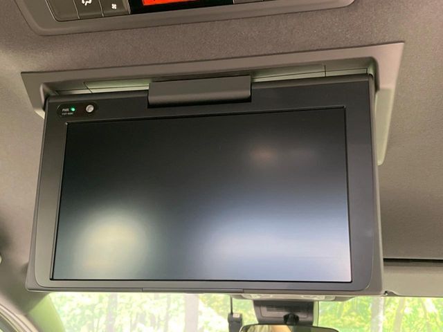 【フリップダウンモニター】大画面モニターで後席でもエンタメをお楽しみいただけます。小さなお子様にも大人気の装備です♪