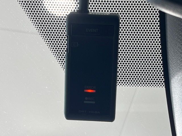 【ドライブレコーダー】安心・安全なカーライフに必須のドライブレコーダーを装備！走行中はもちろん、あおり運転や事故に遭遇した際の状況も映像で記録し、万一のリスクに備えます。