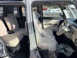 広々していて明るいベージュ色のシートは座り心地もよく疲れにくそうですね。