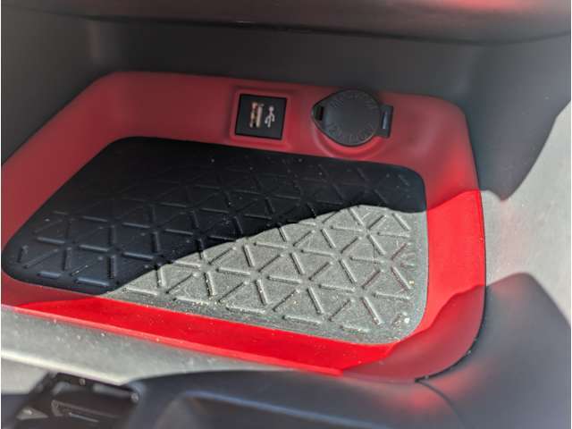 ☆車両の状態、見積もり金額など気になる点ご質問等ございましたらお気軽にメール、ご連絡下さい。細かくご説明いたします☆気になるお車が有れば乗り比べしてみて下さい！当店は全車試乗可能となっております♪