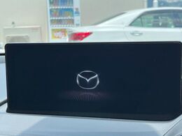 【マツダコネクト】車内の雰囲気にマッチした一体型タイプのディスプレイ。各種車輌設定やBluetooth再生等、様々な機能が楽しめます。専用SDカードのご購入で、ナビ機能も使用出来ます。