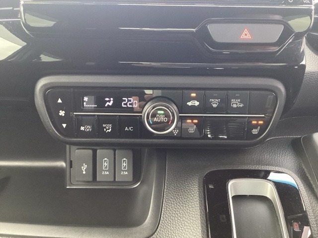 運転席・助手席にはそれぞれシートヒーターがついてます。寒い冬には嬉しいですね！