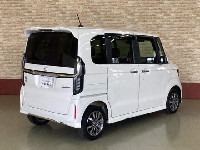 大型のテールゲートスポイラーでスタイリッシュな印象へ