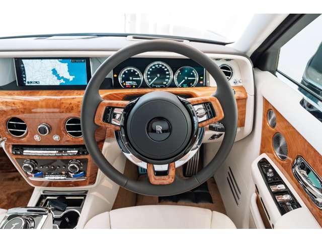 Rolls-Royceのステアリングはグリップ性が高く、ドライバーのストレスを低減致します。