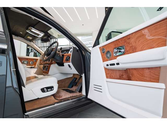高品質で滑らかなレザーがRolls-Royceの上質さを表しております。