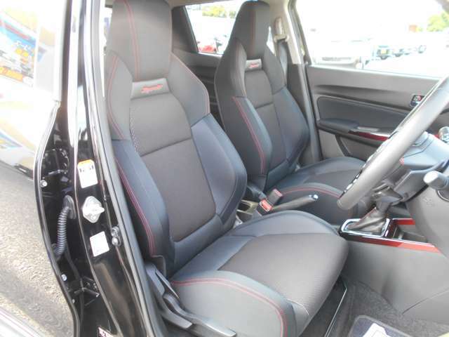 フロントシートはセミバケット形状でサポート性も安定しています。（運転席はシートヒーター付）