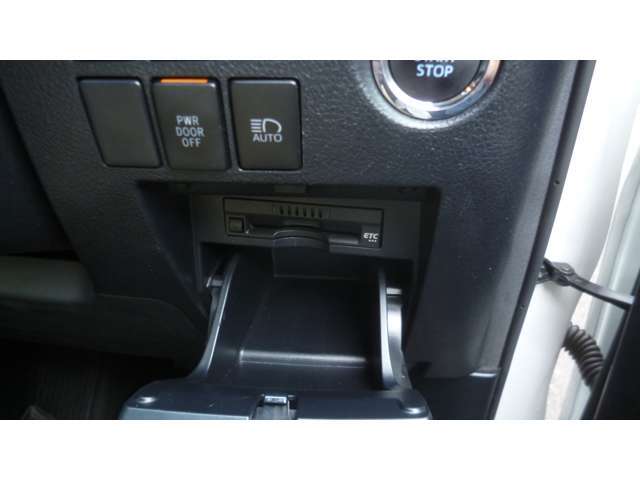 運転席ハンドル右下に収納されています。
