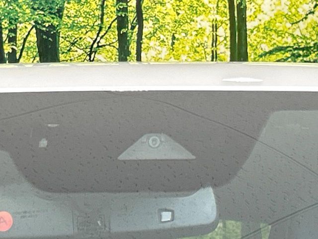 【スマートシティブレーキサポート】低速走行中に前方の車両等を認識し、衝突しそうな時は警報とブレーキで衝突回避と被害軽減をアシスト。より安全にドライブをお楽しみいただけます。