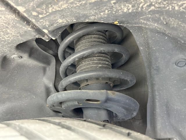 お車を安心してお乗りいただく為には、足回りの定期点検が欠かせません。サービスサポート（有償保証）では無料点検もご提供しており、安心のカーライフをお過ごしいただけるサポート体制が整っています。