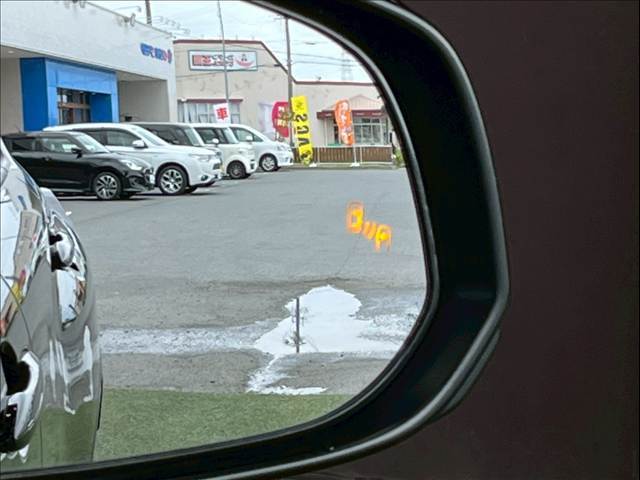 【ブラインドスポットモニター】車線変更時の死角の安全をサポートする装置です。