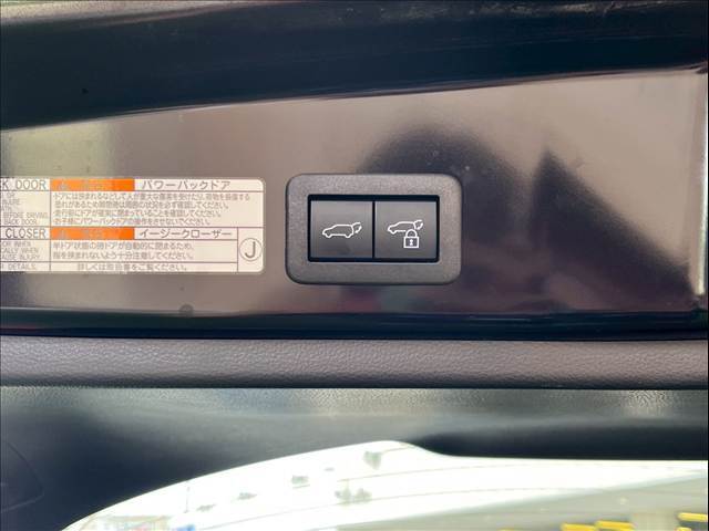 【パワーバックドア】荷物を持ちながらでも簡単にリアゲートを開閉できる高級装備の1つです。