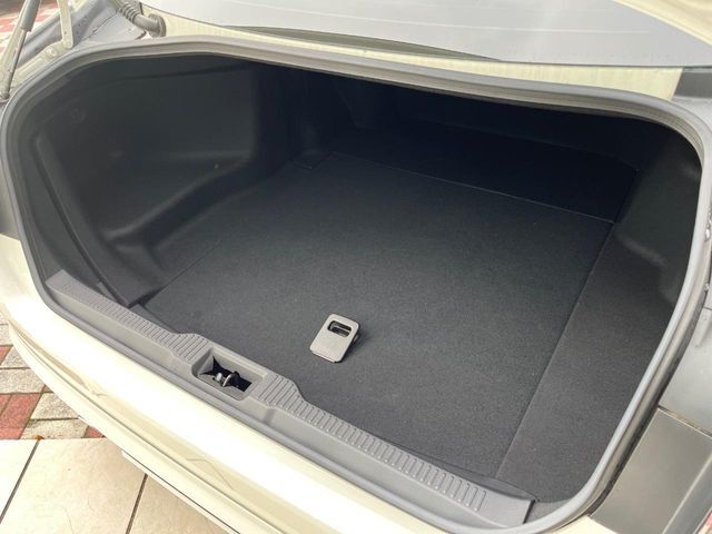 積み下ろしのしやすいデッキにはたっぷりと荷物を積み込んでいただけます。遊びから仕事まで、様々なシーンで頼れます♪