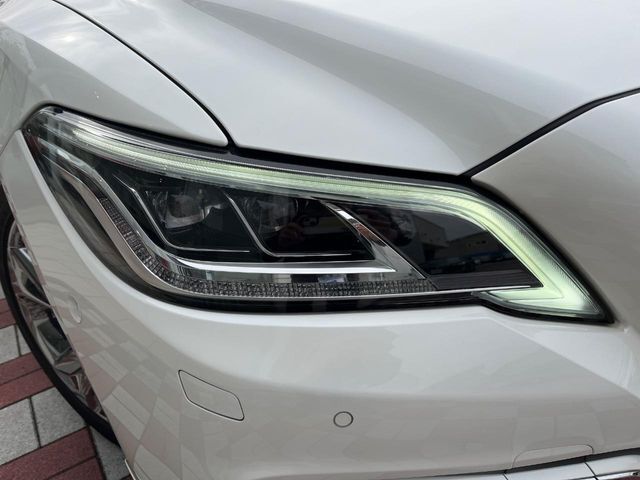 【LEDヘッドライト】悪天候や夜間走行時も良好な視界を確保し安心して運転できる高輝度LEDヘッドライトを装備！点灯速度が早く、消費電力も抑えられています。