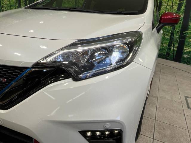 【LEDヘッドライト】悪天候や夜間走行時も良好な視界を確保し安心して運転できる高輝度LEDヘッドライトを装備！点灯速度が早く、消費電力も抑えられています。