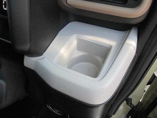 運転席のドリンクホルダーです☆紙パックも入ります☆掃除もしやすい形です☆