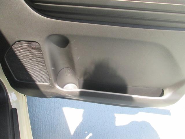 ドアポケットにも収納があります☆車内のゴミ袋として使用するビニール袋をしまっている方もいらっしゃいます☆ドリンクホルダーもあります☆