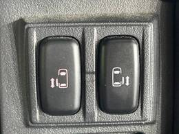 【両側パワースライドドア】スマートキーや運転席のスイッチで後席両側スライドドアの開閉が可能♪電動だから力を入れてドアを開ける必要が無く、小さなお子様でも簡単に開け閉めでき快適です♪