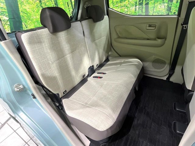 後部座席も気になるようなキズ・汚れやへたり等、大きなダメージはなく、良好な状態です。