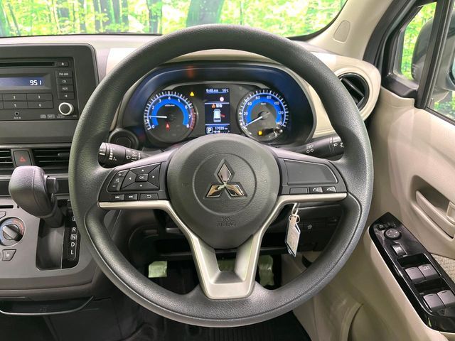 インテリアに合わせたデザインのステアリングは、運転される方のことも考え、運転しやすい形状、大きさです。是非一度、実際に触ってお確かめください。