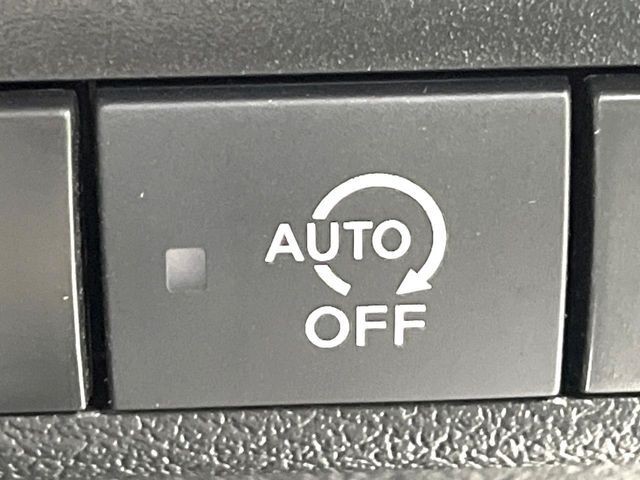 【アイドリングストップ】赤信号や渋滞で停車した際にエンジンを停止し、無駄な燃料の消費を抑えます。燃費向上や環境保護につなげる機能♪エンジンはブレーキを離せば再始動します。