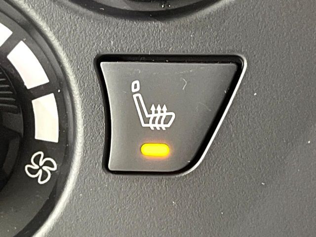 【シートヒーター】寒い日に重宝するシートヒーター！エアコンより早く温まってくれるので寒がりの人も安心ですね♪エアコンの温風は乾燥するから苦手、という方にもをおすすめです。