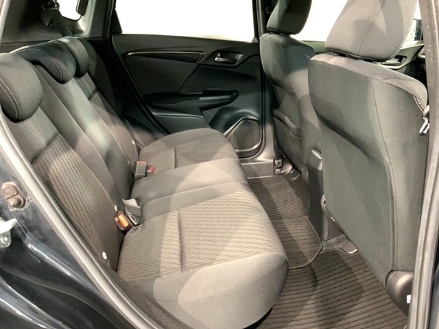 ゆったり座れるリヤシート！足元が広々としていて、乗り心地も良いです！