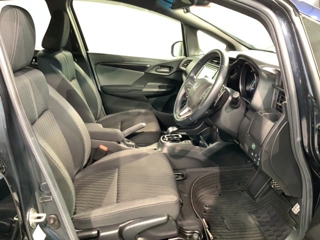 程よい硬さとホールド性が高くロングドライブも疲れにくいシートです。