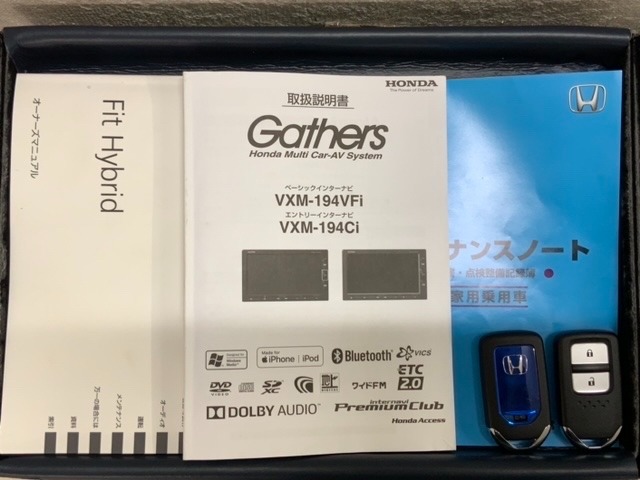 スマートキーは鍵をバッグに入れたままでもドアロックの開閉やエンジンのON・OFFができます。夜間や雨の日も鍵を探さなくて良いので便利です。