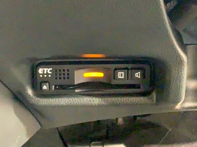 いまや快適なカーライフに欠かせないETCが付いています。