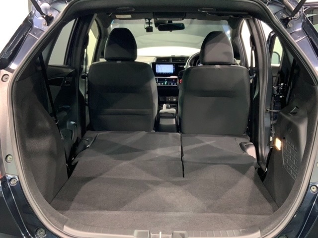 リアシートを倒すと、ラゲッジスペースを広くお使いいただけます！