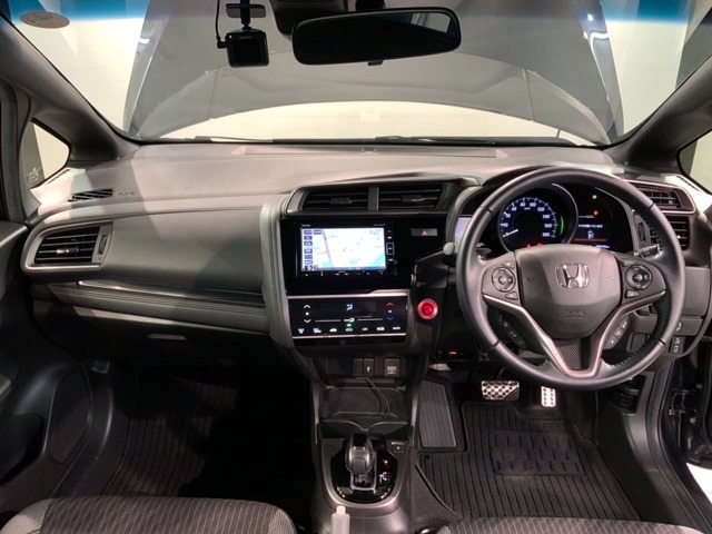 使いやすいレイアウトのダッシュボード周辺です。オートエアコンや小物入れなど嬉しい装備が満載です。