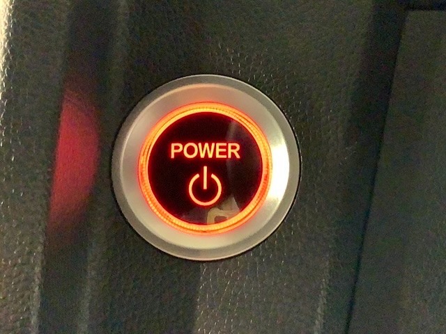 ワンプッシュでエンジンのスタート、ストップが出来て便利です。