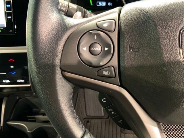 ステアリングにオーディオ操作スイッチが付いています。オーディオ画面に直接タッチしなくても操作が出来ますので、運転に集中できます。